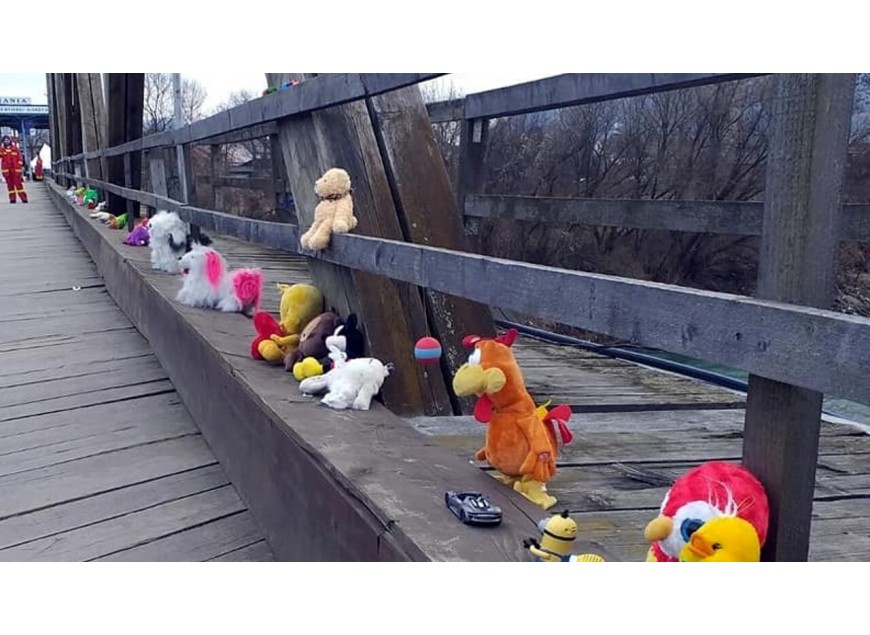 Un ponte pieno di giocattoli per i bimbi che scappano dalla guerra
